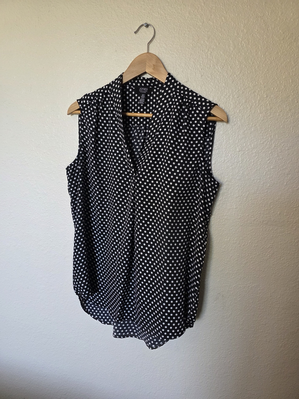 Jones New York Black and White Polka Dot Sleeveless V-Neck Blouse